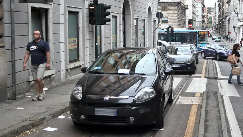 Lasorte Trieste 17/06/14 - Via Martiri della Libertà, Auto Parcheggiate sui Binari del Tram