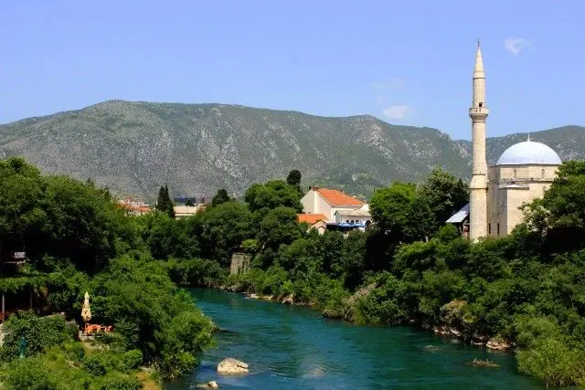 Un'altra immagine della città di Mostar