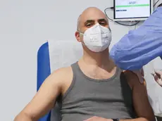 Il capo della Protezione Civile Fabrizio Curcio riceve il vaccino AstraZeneca