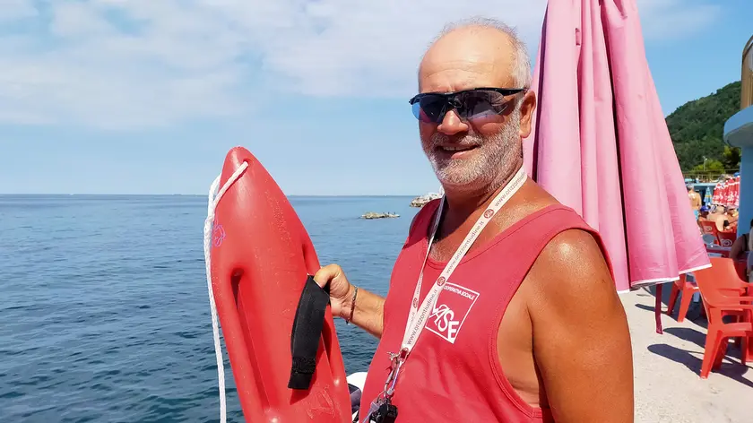 bagnino Mario Gessa, da anni ormai in servizio nella zona dei Topolini nel periodo estivo. Foto Lasorte