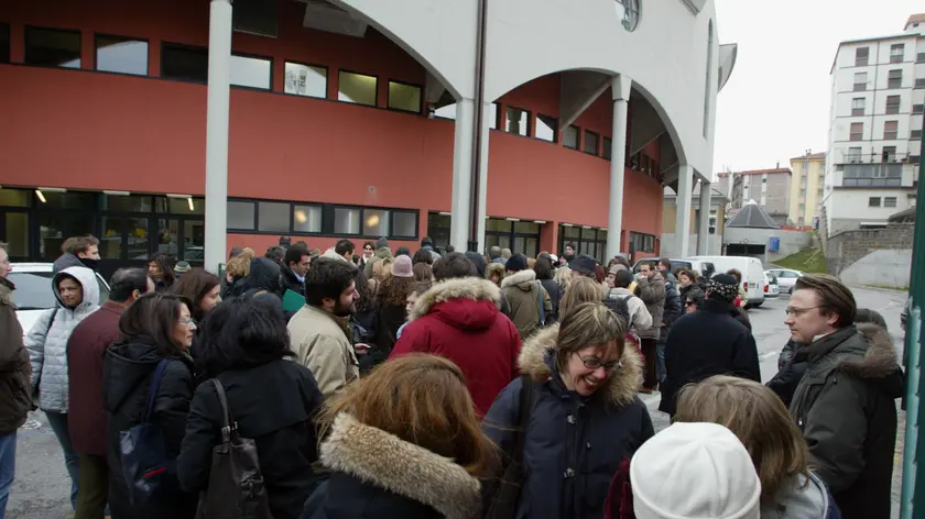 Candidati in fila davanti al PalaRubini prima della prova di un concorso pubblico