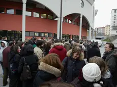 Candidati in fila davanti al PalaRubini prima della prova di un concorso pubblico