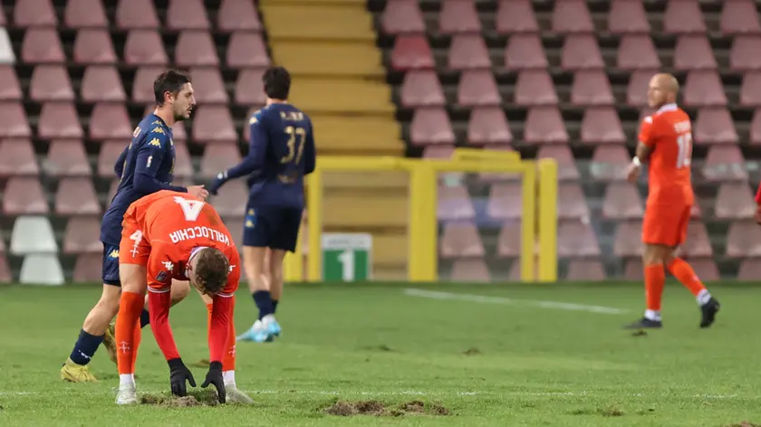 Vallocchia rattoppa il manto erboso del Rocco foto Lasorte