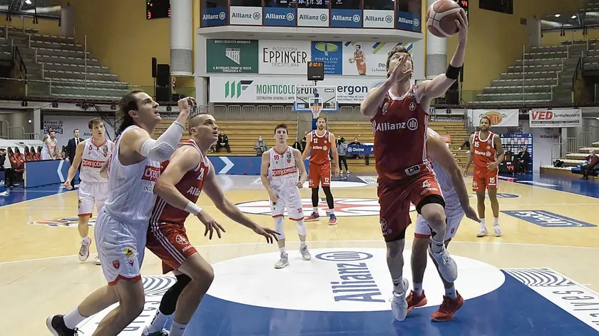 uan Fernandez in entrata contro Varese, Gražulis in tagliafuori su De Vico