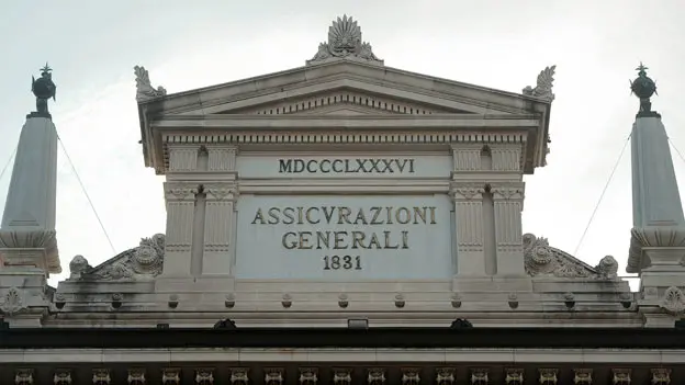 Il frontone sul palazzo delle Generali, in piazza Duca degli Abruzzi a Trieste