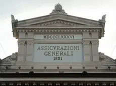 Il frontone sul palazzo delle Generali, in piazza Duca degli Abruzzi a Trieste