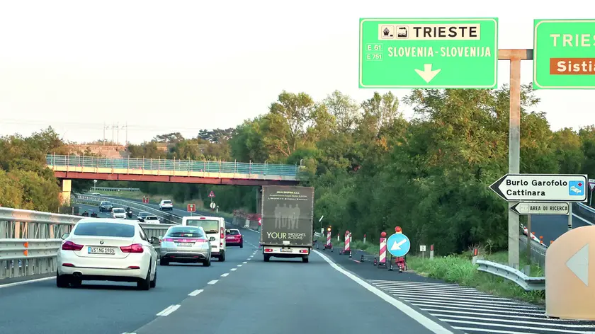 Il cavalcavia autostradale di Sistiana oggetto dell’importante intervento di rifacimento foto Andrea Lasorte