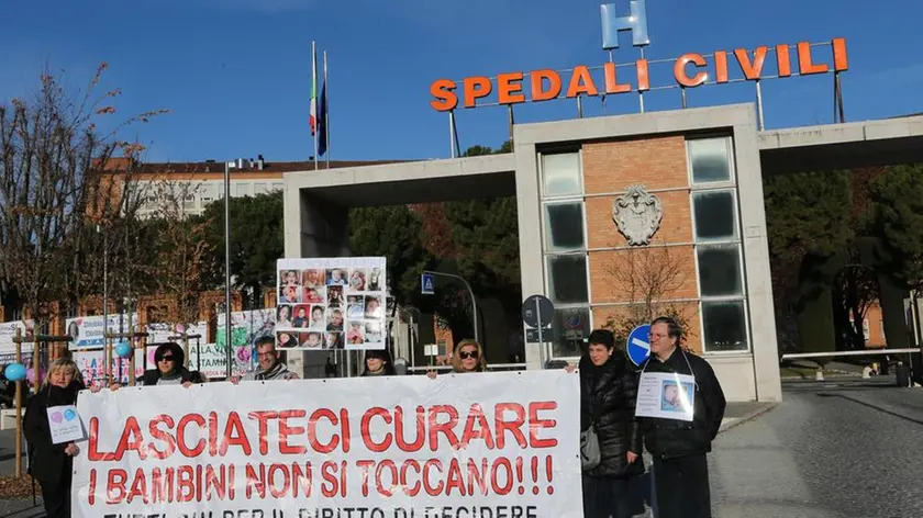 Una manifestazione del comitato Pro Stamina all'esterno dell'Azienda Ospedaliera 'Spedali Civili' di Brescia, 17 Dicembre 2013. ANSA/ FILIPPO VENEZIA