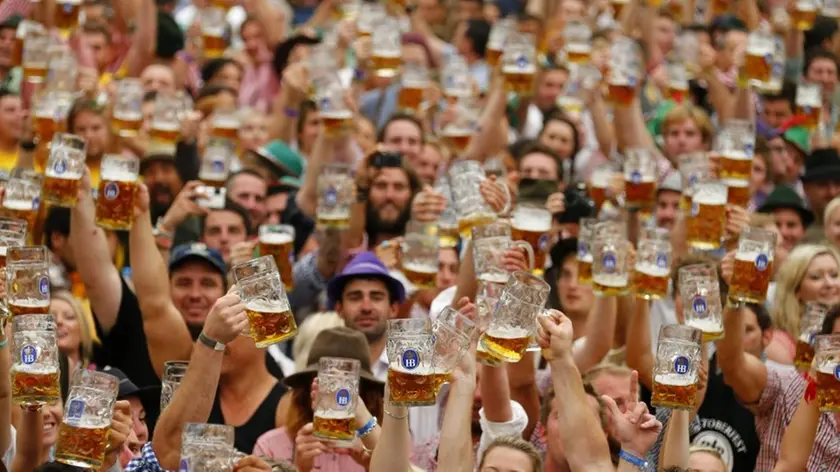 Brindisi di gruppo all'Oktoberfest di Monaco