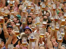 Brindisi di gruppo all'Oktoberfest di Monaco