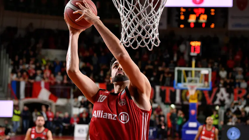 Riccardo Cervi a canestro con la maglia dell’Allianz