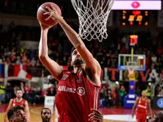 Riccardo Cervi a canestro con la maglia dell’Allianz