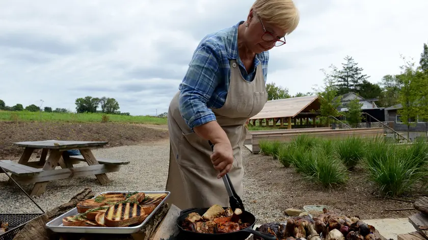 Lidia Bastianich impegnata a grigliare (foto Meredith Nierman)