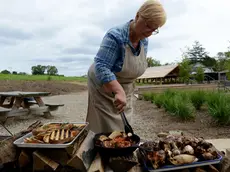 Lidia Bastianich impegnata a grigliare (foto Meredith Nierman)