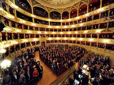 BRUNI TRIESTE 16 11 10 Prima del teatro Verdi-La Traviata