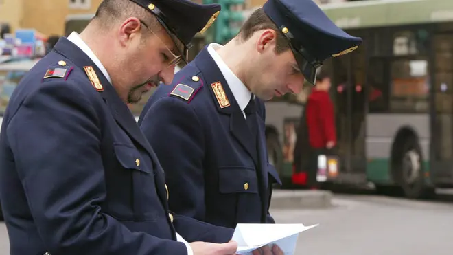 20050720 - CRO - ROMA - SENATO: VIA LA PATENTE SE INCIDENTE MORTALE PER DROGA-ALCOL APPROVATO EMENDAMENTO A DECRETO SU P.A. - Un' immagine di archivio del 9 aprile 2004 mostra agenti della polizia di Stato in piazza Argentina a Roma ad un posto di blocco. Sara' revocata la patente a chi provoca incidenti mortali nel caso in cui guidi in stato di ebbrezza o sotto l'effetto di droghe. Con 161 si' e quattro no l'assemblea del Senato ha infatti approvato un emendamento al decreto sulla pubblica amministrazione, presentato inizialmente dal senatore Roberto Salerno di An ma sottoscritto in aula anche da esponenti di altri gruppi, che prevede la revoca definitiva della patente a coloro che provochino incidenti mortali guidando ''sotto gli effetti di sostanze stupefacenti o in stato di ebbrezza, con un tasso di alcol pari o superiore al doppio del consentito''. FILIPPO MONTEFORTE - ANSA-KLD