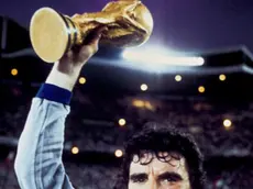 Dino Zoff alza la Coppa del Mondo di Spagna 1982 dopo aver battuto la Germania 3-1