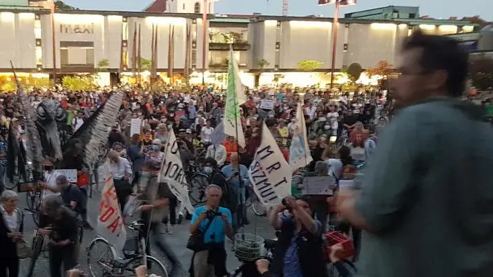 Un momento della manifestazione anti Janša lungo le vie della capitale slovena Lubiana