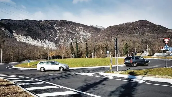 La rotatoria di Fratta, dove la Porsche è finita sull’aiuola abbattendo un palo della segnaletica