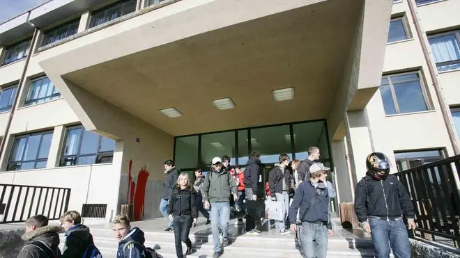 sterle trieste studenti del max fabiani all'uscita della scuola pregasi gentilmente di salvare queste foto alla c a dott livio missio grazie