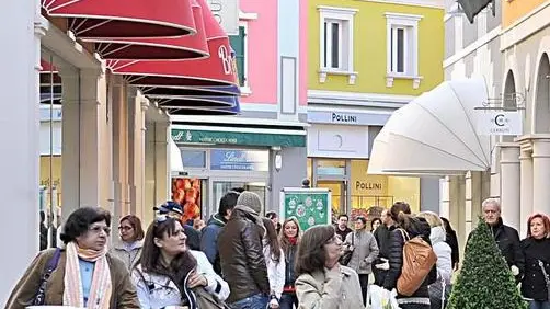 Aiello 9 Aprile 2012. Outlet Palmanova il giorno di Pasquetta. Telefoto Copyright Foto PFP / Petrussi