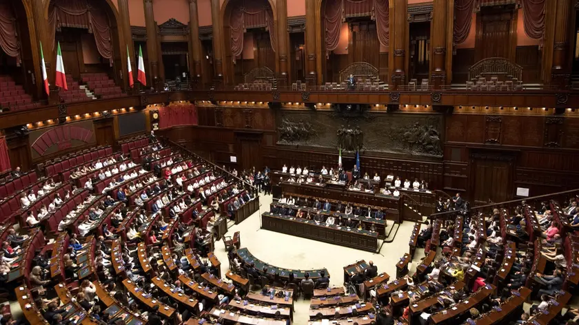 Il presidente della Camera, Roberto Fico e la presidente del Senato Maria Elisabetta Alberti Casellati, durante la cerimonia conclusiva dell'edizione 2018 dell'iniziativa "Dalle aule parlamentari alle aule di scuola. Lezioni di Costituzione" presso l'aula di Palazzo Montecitorio a Roma, 2 giugno 2018. ANSA/CLAUDIO PERI