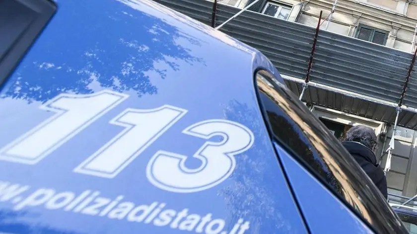La polizia in via Carlo Felice a Roma, dove una donna e due figli sono stati trovati morti all'interno della loro abitazione, 27 ottobre 2014. La donna è stata trovata non impiccata, come detto in un primo momento, ma anche lei ferita a morte e con il corpo riverso nella vasca da bagno. I bambini morti hanno circa 11 e due anni. L'unica sopravvissuta avrebbe 4 anni..ANSA/MASSIMO PERCOSSI