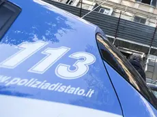 La polizia in via Carlo Felice a Roma, dove una donna e due figli sono stati trovati morti all'interno della loro abitazione, 27 ottobre 2014. La donna è stata trovata non impiccata, come detto in un primo momento, ma anche lei ferita a morte e con il corpo riverso nella vasca da bagno. I bambini morti hanno circa 11 e due anni. L'unica sopravvissuta avrebbe 4 anni..ANSA/MASSIMO PERCOSSI