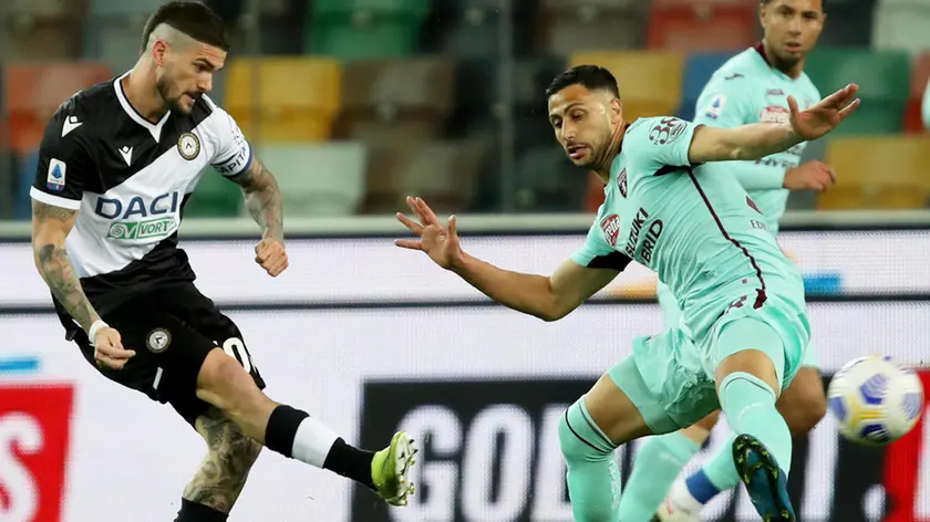Udinese's Rodrigo De Paul (L) and Torino’s Rolando Mandragora in action during the Italian Serie A soccer match Udinese Calcio vs Torino FC at the Friuli - Dacia Arena stadium in Udine, Italy, 10 April 2021. ANSA/GABRIELE MENIS