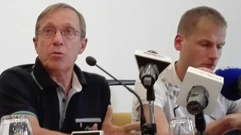 Sandro Donati (S), il tecnico di Alex Schwazer (D), durante la conferenza stampa a Bolzano, 22 giugno 2016. ANSA/STEFAN WALLISCH
