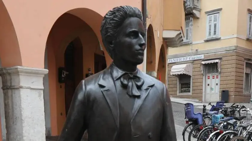 Bumbaca Gorizia 27.07.2019 Statua Michelstaedter con cappello © Fotografia di Pierluigi Bumbaca