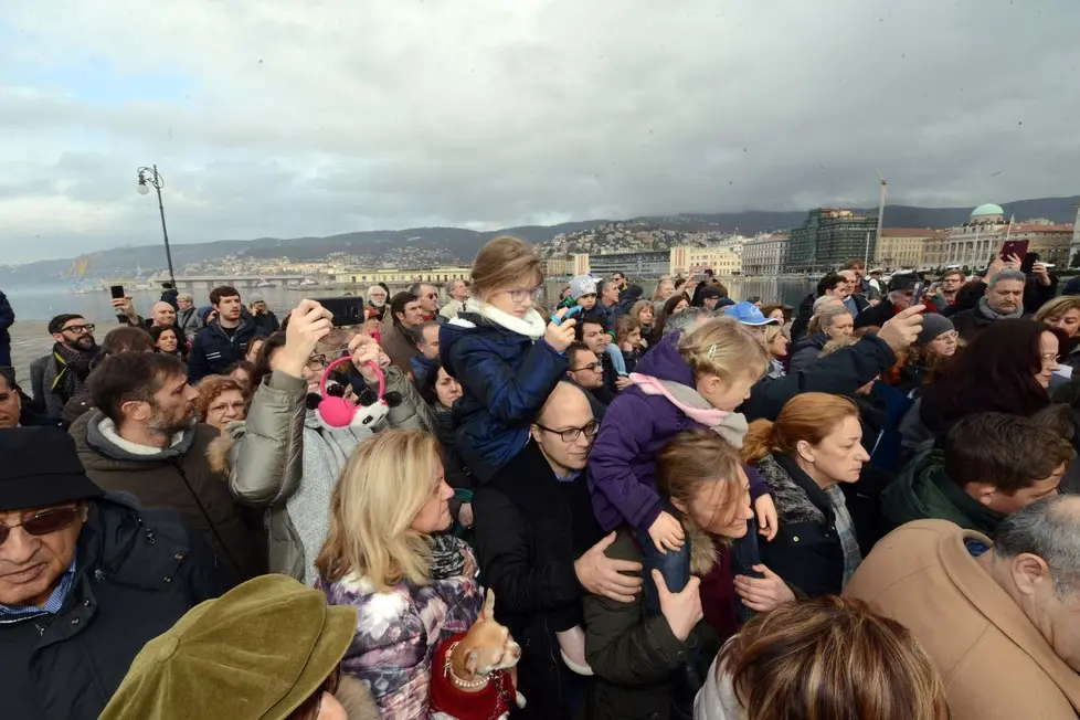 Foto BRUNI 06.01.2018 Epifania Greco-Ortodossa: il tuffo della croce della Comunità