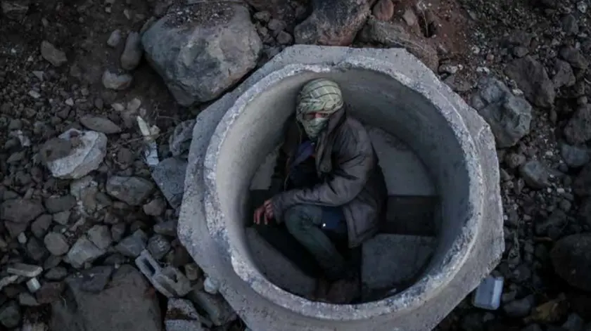 Lo scatto che ha vinto il premio Luchetta per la sezione Fotografia, firmato da Sedat Suna – Epa e pubblicato su The Guardian: un bambino afghano che si nasconde all'interno di un tubo fognario di cemento, dopo aver attraversato il confine dall'Iran alla Turchia