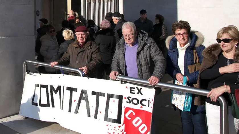 Lasorte Trieste 17/03/16 - Piazza Oberdan, Regione, Presidio Soci Risparmiatori Coop Operaie, Coopca