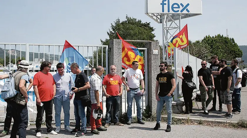 Un presidio di protesta dei lavoratori all’esterno dei cancelli dello stabilimento Flextronics di Trieste