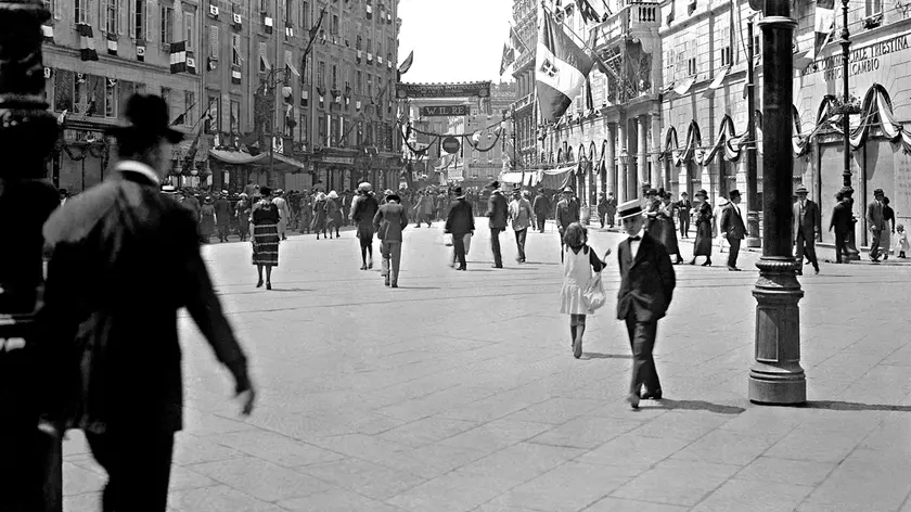 Il Tergesteo (sulla deestra) nel 1921 in una foto di Francesco Penco. L’edificio avrebbe dovuto ospitare il primo Rettorato Archivio Claudio Ernè