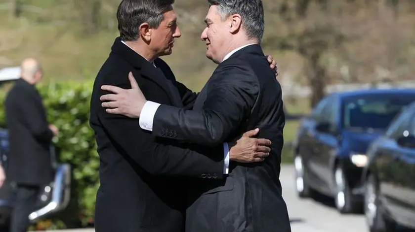 L’abbraccio ieri a Otočec tra i presidenti Borut Pahor, a sinistra, e Zoran Milanović. rtvslo.si