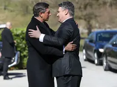 L’abbraccio ieri a Otočec tra i presidenti Borut Pahor, a sinistra, e Zoran Milanović. rtvslo.si