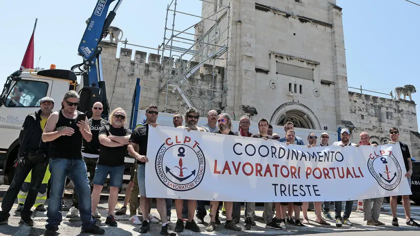 Lo striscione del Coordinamento Lavoratori Portuali di Trieste davanti alla torre del Lloyd. Foto Silvano