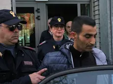 Abdelhadi Lahmar, a destra, scortato dagli agenti (foto Missinato)