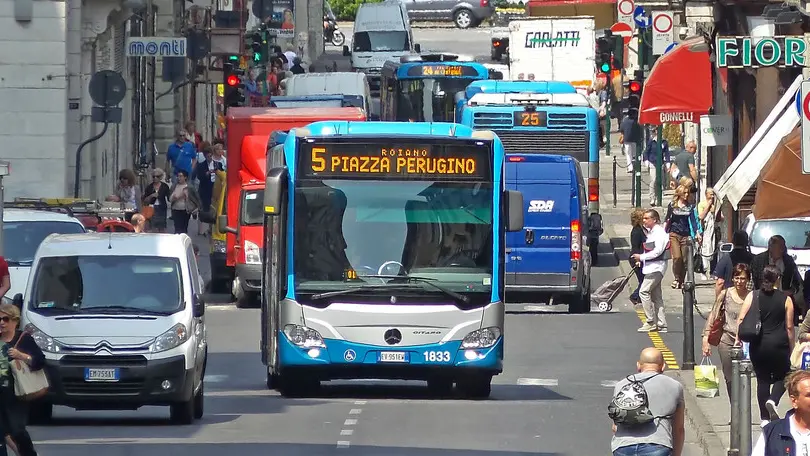 Lasorte Trieste 14/05/15 - Via Mazzini, Bus, Taxi, Furgoni Carico Scarico