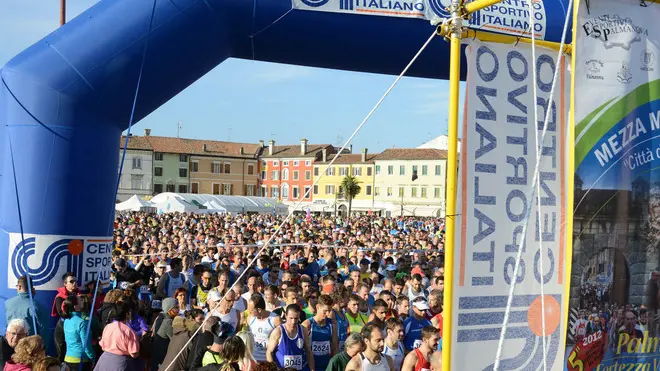 Palmanova 16 novembre 2013 partenza maratonina anche io Copyright Petrussi Foto TURCO
