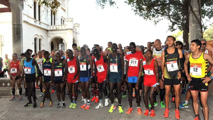 Foto Bruni 05.11.2017 Maratona dei due Castelli: la partenza e il porto vecchio