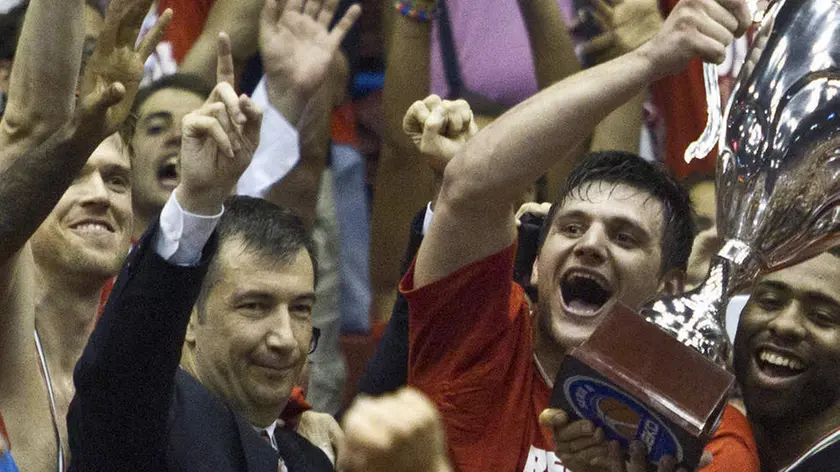 Photo Spada - LaPresse.27-06-2014 Milano ( Italia).Sport Basket.Serie A Basket 2013-2014 .Finale Play-off : Gara 7.Armani Olimpia Milano vs. Montepaschi Siena .Nella foto: la premiazione dei campioni d'Italia ..Photo Spada - LaPresse.27-06-2014 Milano (Italy).Sport Basket.Serie A Basket 2013-2014 .Final Play-off : Game 7.Armani Olimpia Milano vs. Montepaschi Siena .In the pic : the awarding of the champions of Italy