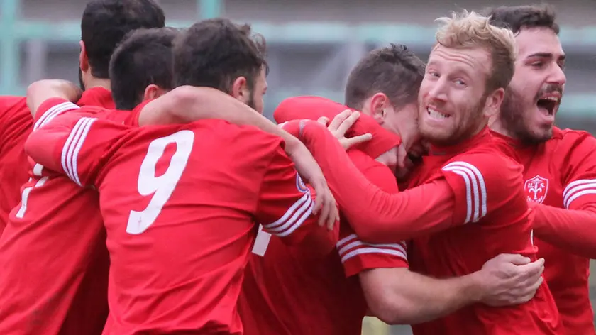 I giocatori della Triestina esultano dopo un gol realizzato nel corso della stagione passata