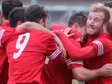 I giocatori della Triestina esultano dopo un gol realizzato nel corso della stagione passata
