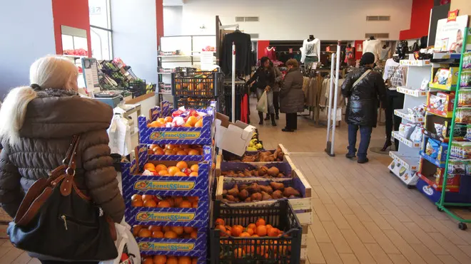 Lasorte Trieste 04/02/13 - Piazza Goldoni, Negozio Reds, Frutta e Verdura a 1 Euro al Kg.