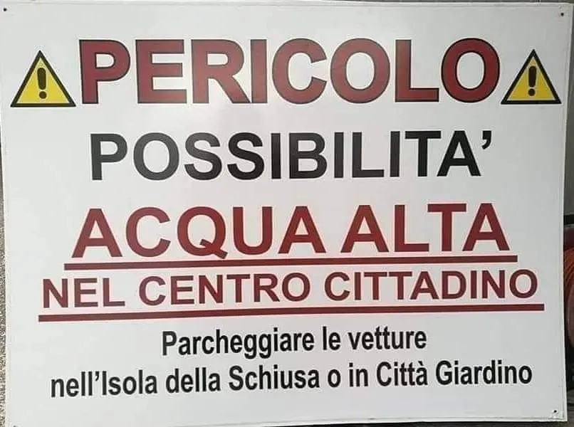 Il cartello esposto a Grado
