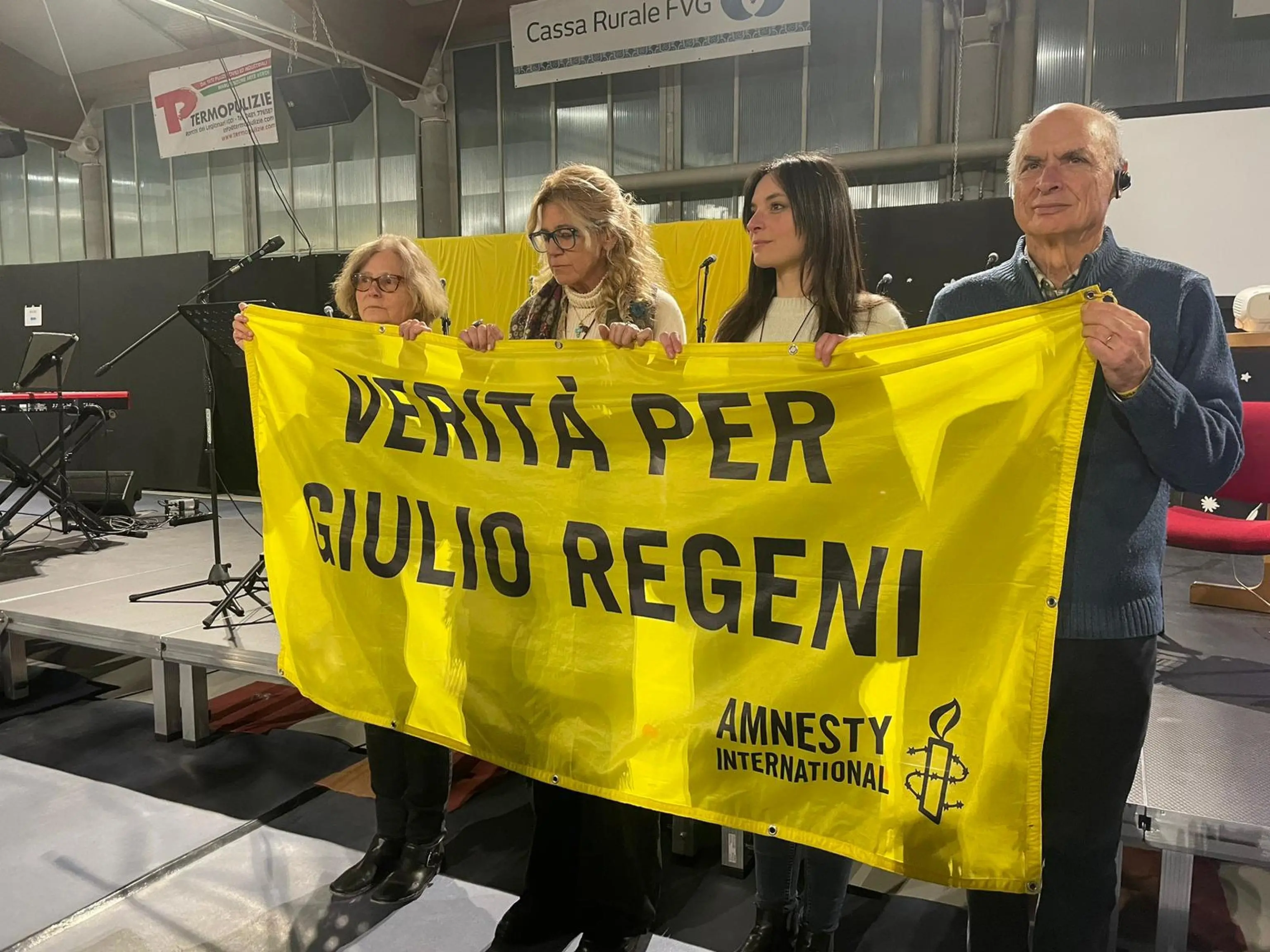 Da un lato una fila di pettini, dall'altro una fila di gomitoli. Tutti del colore di Giulio Regeni e del popolo che chiede verità sulla sua morte: il giallo. Una volta dato il via, filati e pettini, movimentati da un gruppo di volontari, hanno costruito un telaio al centro del piazzale dei Tigli a Fiumicello (Udine) come a voler sciogliere i nodi. E' il flash mob promosso questa sera dalla famiglia di Giulio Regeni, per sottolineare che "tutti i nodi vengono al pettine", 25 gennaio 2024. ANSA/ALICE FUMIS