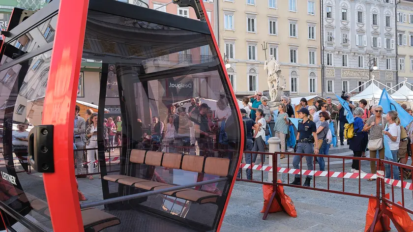 Il prototipo della cabina Leitner esposto in piazza della Borsa nel settembre del 2023 Foto Massimo Silvano